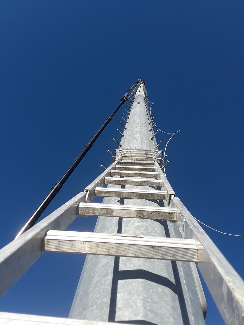Looking up a monopole past the step bolts to the top
